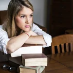 Welche Techniken der Literaturkritik nutzen Profis für tiefe Analysen?