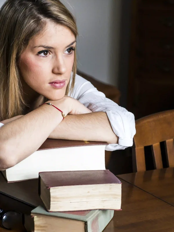 Welche Techniken der Literaturkritik nutzen Profis für tiefe Analysen?