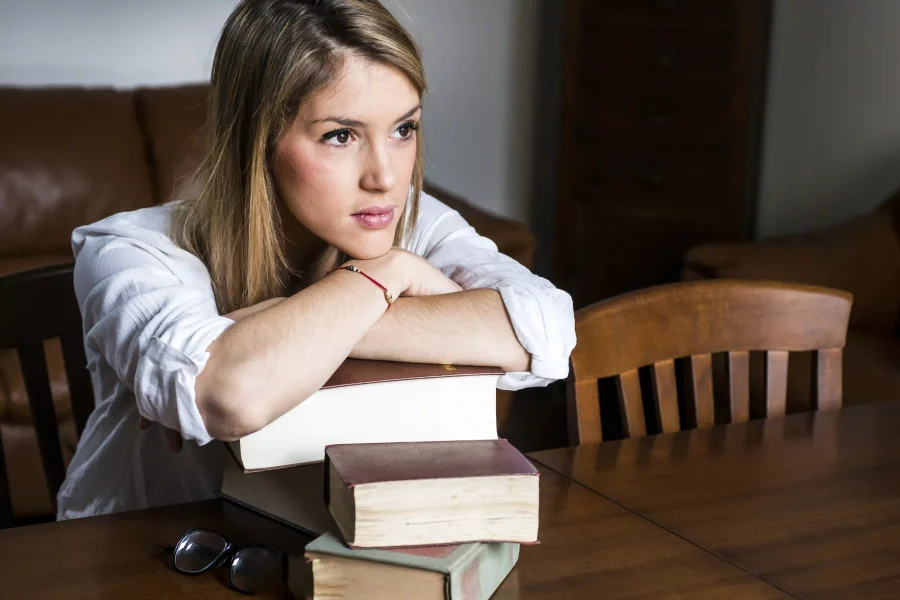 Welche Techniken der Literaturkritik nutzen Profis für tiefe Analysen?