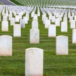 Wie ein Steinmetz individuelle Grabsteine nach Ihren Wünschen gestaltet