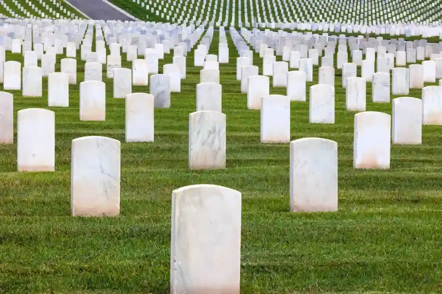 Wie ein Steinmetz individuelle Grabsteine nach Ihren Wünschen gestaltet