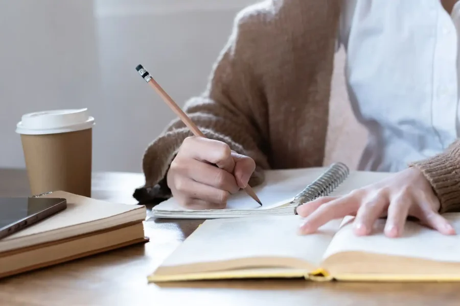 Techniken des kreativen Schreibens zur Verbesserung von Stil und Klarheit